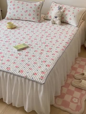 91家纺网 家纺一手货源 找家纺 金爱家 2023新款凉感丝乳胶软凉席床裙款三件套 小桃子