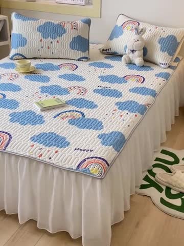 91家纺网 家纺一手货源 找家纺 金爱家 2023新款凉感丝乳胶软凉席床裙款三件套 彩虹云朵