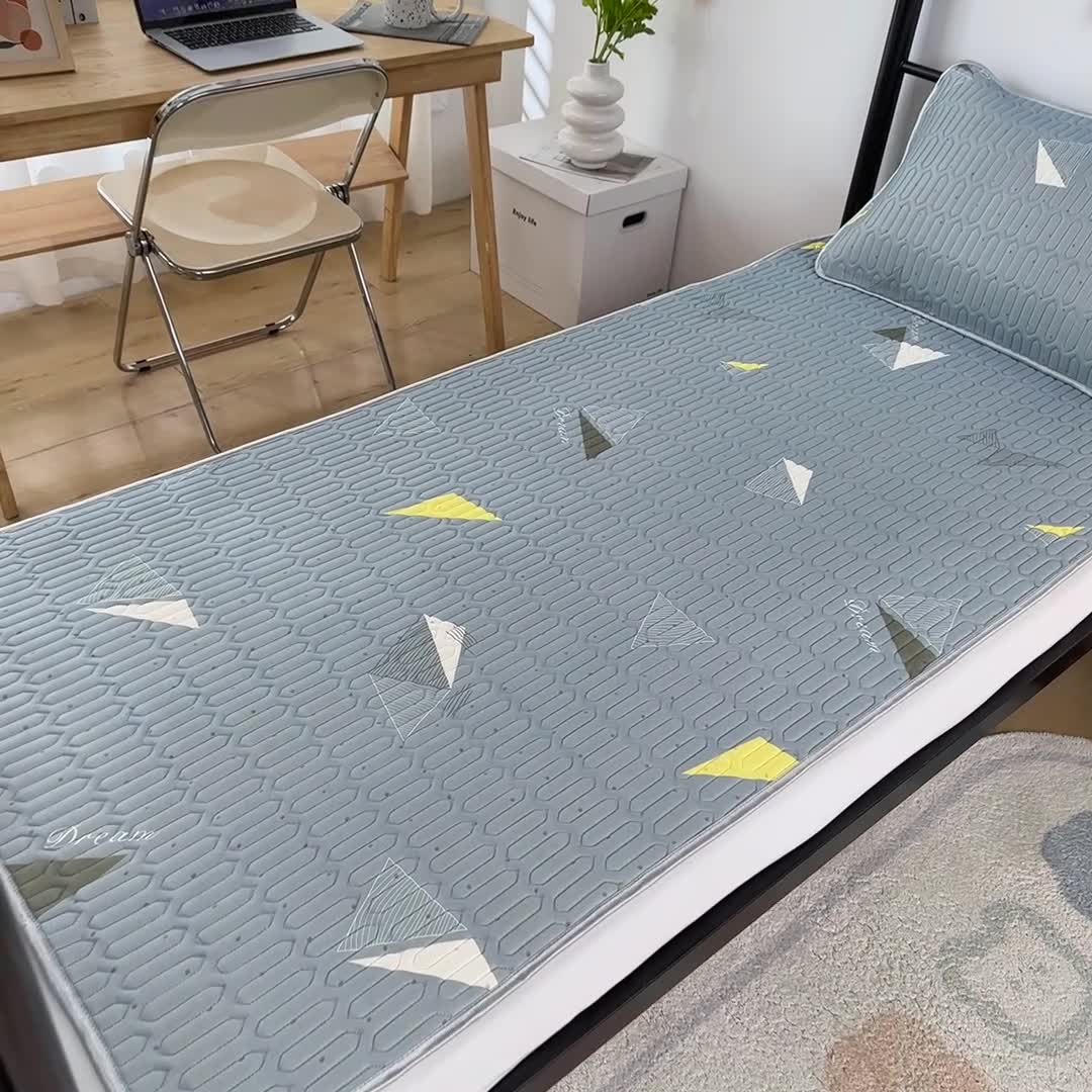 91家纺网 家纺一手货源 找家纺 凌云2025新款直播爆款0.8cmA类学生乳胶凉席 几何三角