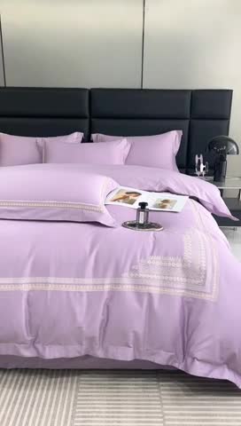 91家纺网 家纺一手货源 找家纺 榻尚家居 2023新款格瑞斯系列100贡缎长绒棉四件套工艺款四件套 格瑞斯紫