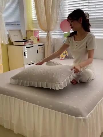 91家纺网 家纺一手货源 找家纺 川悦生活2023新款雪纺极速凉感凉豆豆床裙凉席三件套 贝昔-奶灰色