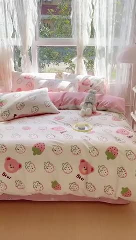 91家纺网 家纺一手货源 找家纺 2025新款全棉13372小清新印花四件套 草莓小熊