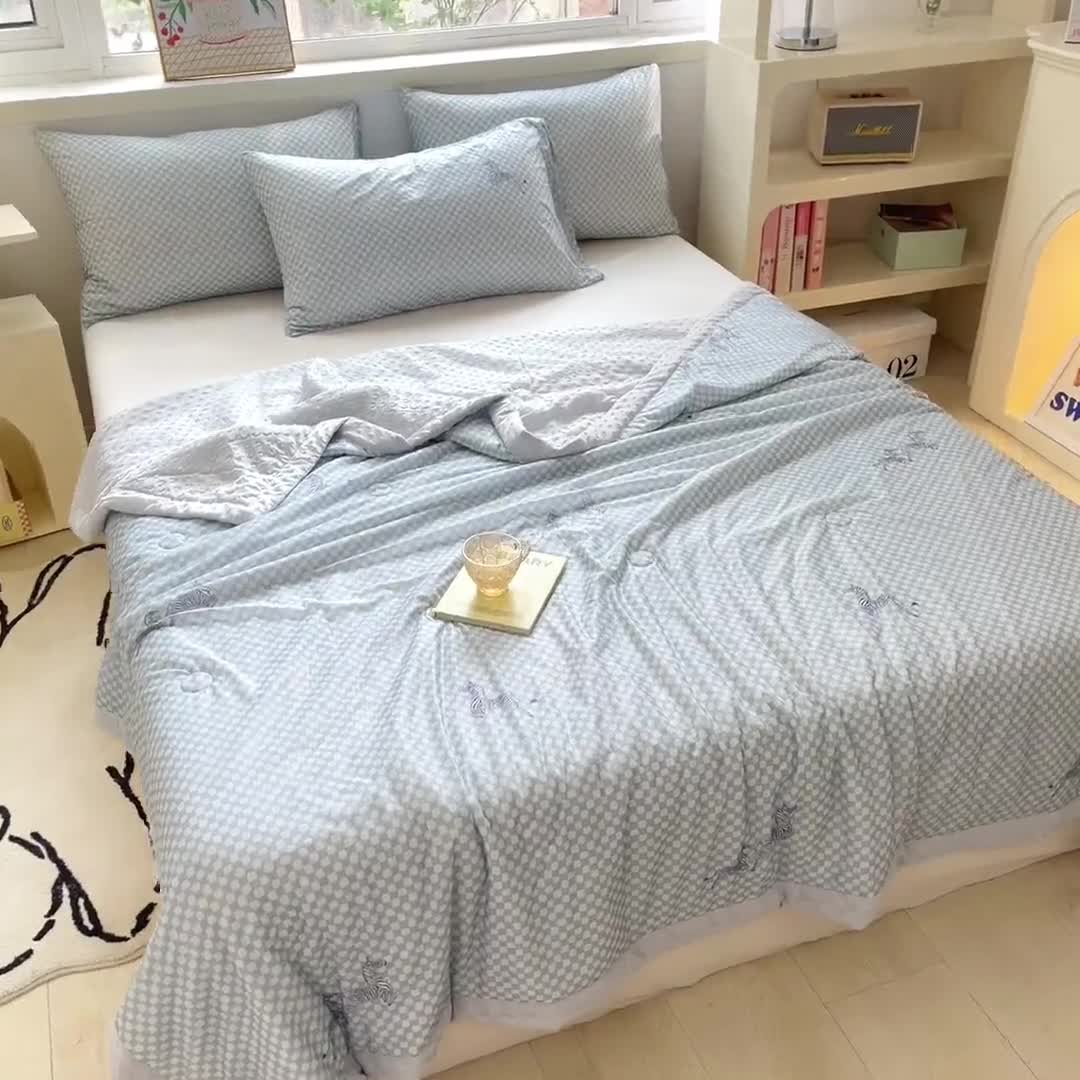 91家纺网 家纺一手货源 找家纺 馨明  2023凉感丝豆豆夏被小清新系列 蓝小格