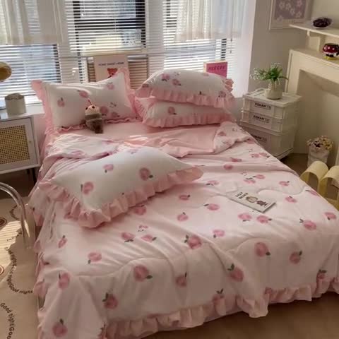 91家纺网 家纺一手货源 找家纺 2025新款吾欢心糯小棉韩版花边夏被四件套 草莓萝莉