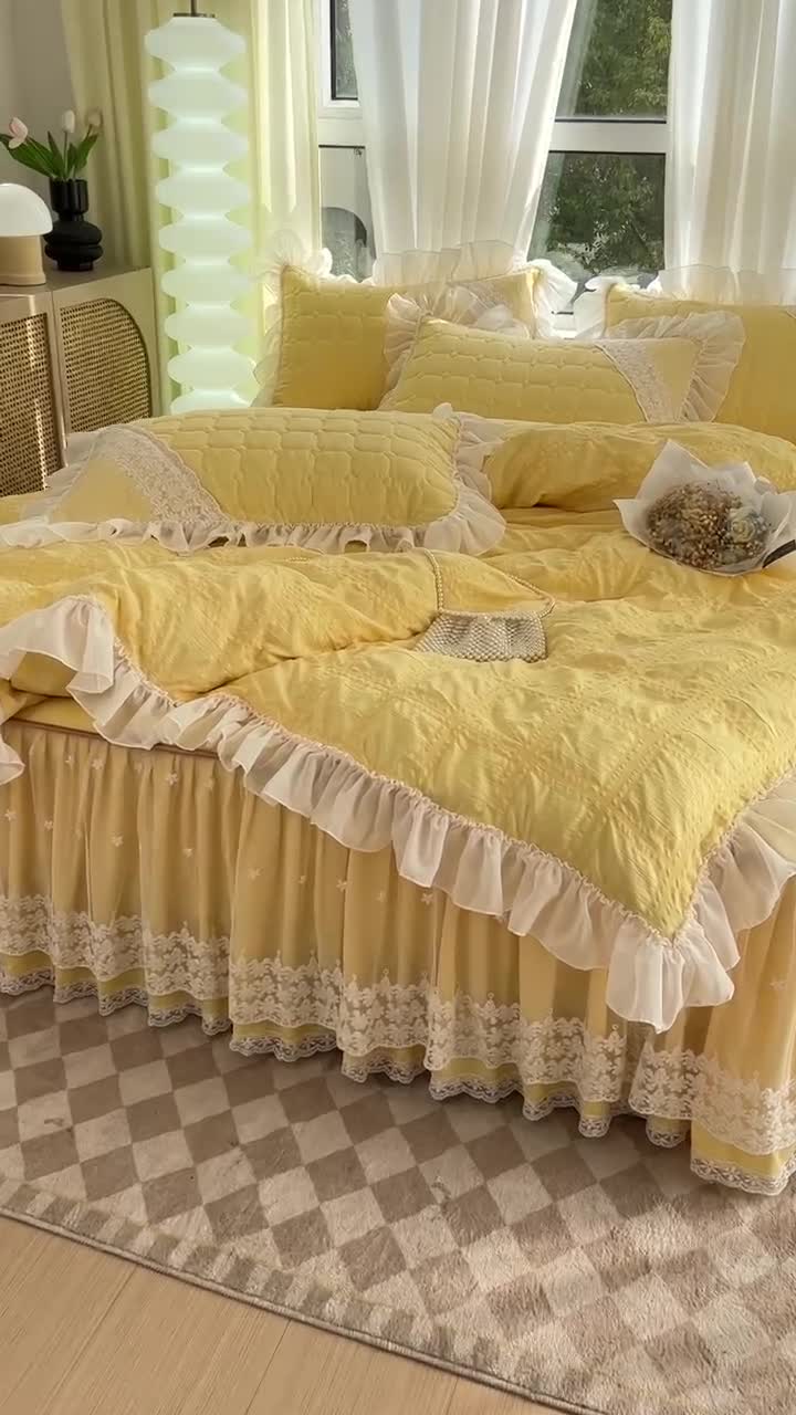 91家纺网 家纺一手货源 找家纺 罗艺轩 2024新款 泡泡纱夹棉床裙白雪公主系列四件套 柠檬黄