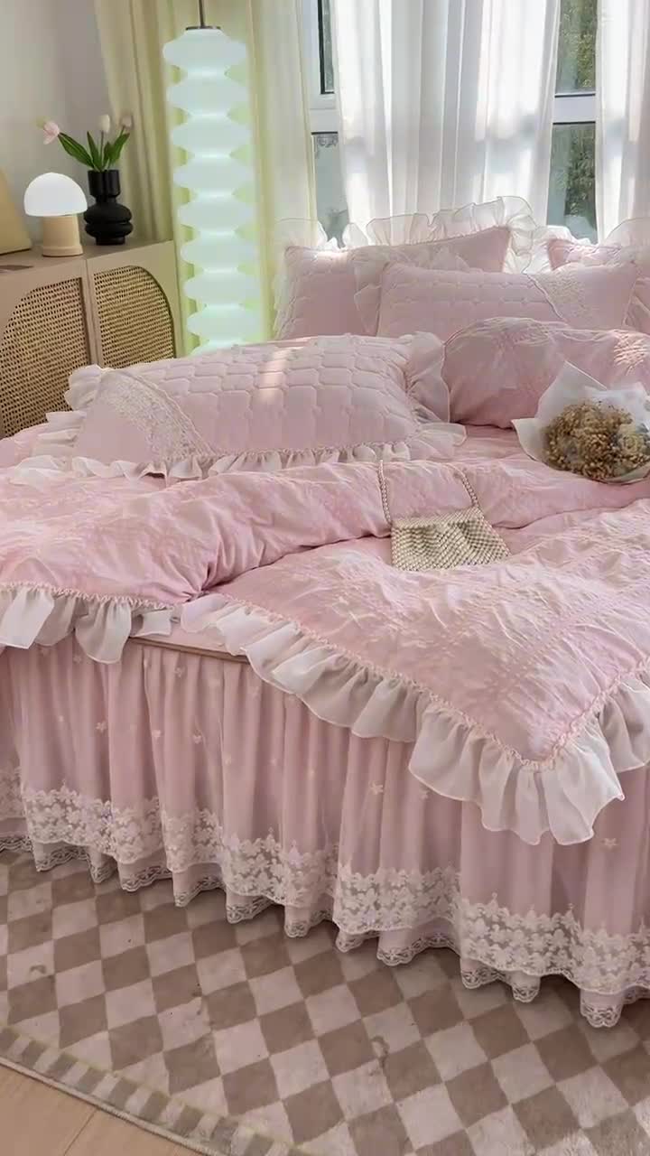 91家纺网 家纺一手货源 找家纺 罗艺轩 2024新款 泡泡纱夹棉床裙白雪公主系列四件套 少女粉