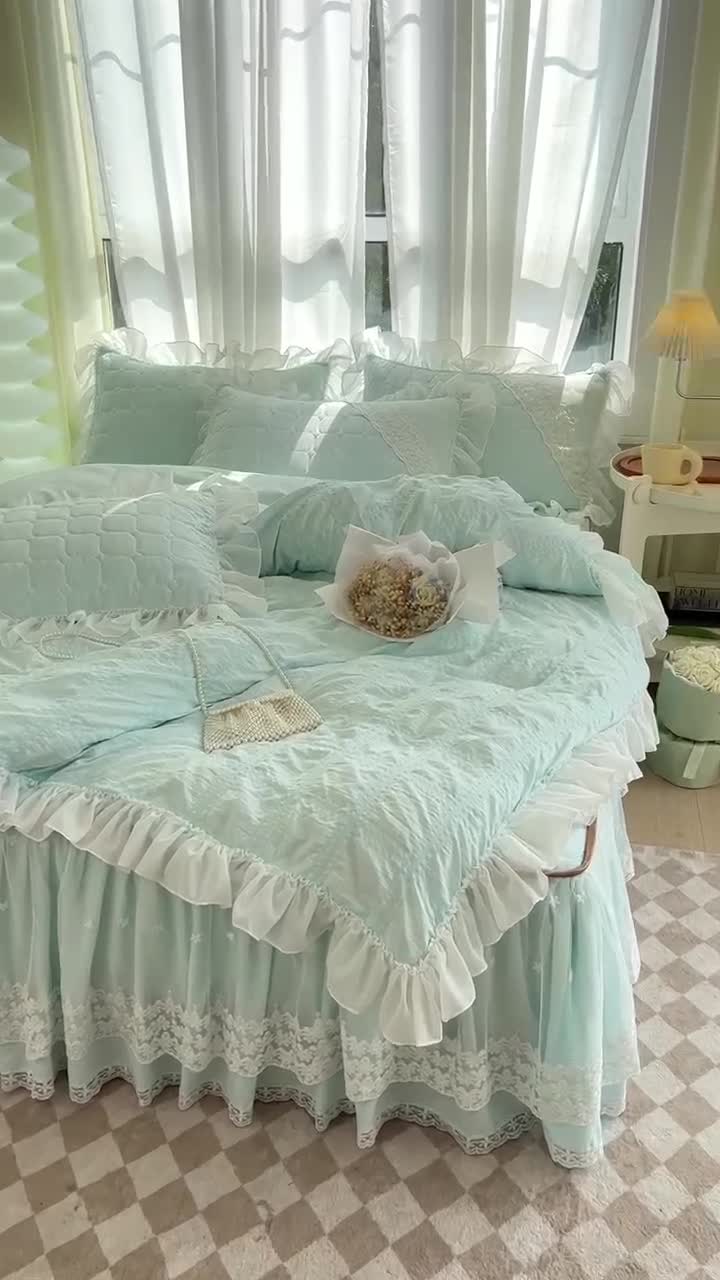 91家纺网 家纺一手货源 找家纺 罗艺轩 2024新款 泡泡纱夹棉床裙白雪公主系列四件套 天空蓝