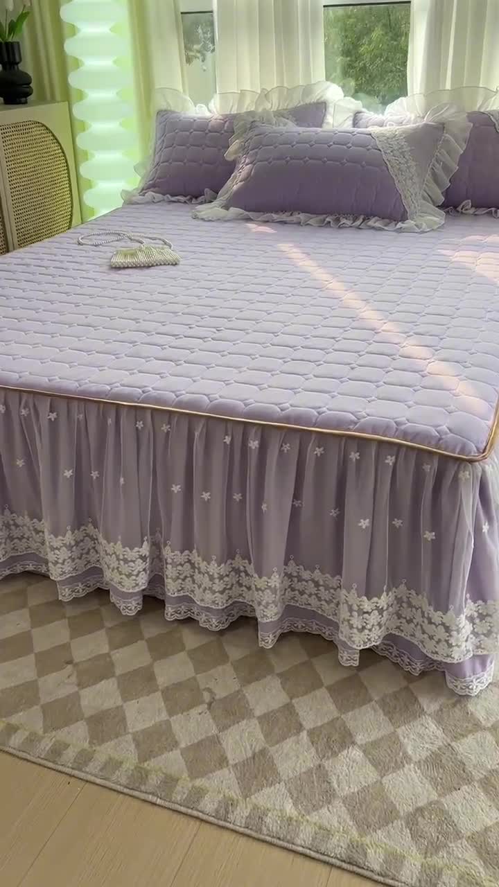 91家纺网 家纺一手货源 找家纺 罗艺轩 2024新款 泡泡纱夹棉床裙白雪公主系列 丁香紫