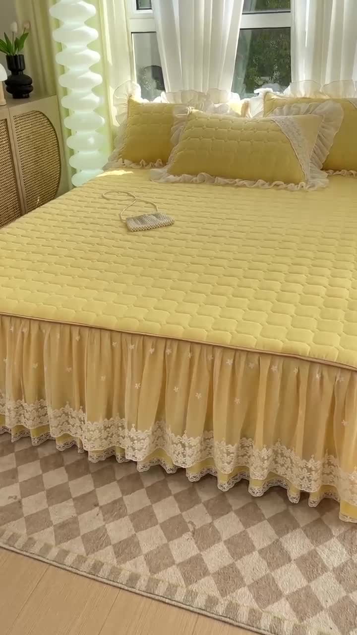 91家纺网 家纺一手货源 找家纺 罗艺轩 2024新款 泡泡纱夹棉床裙白雪公主系列 柠檬黄