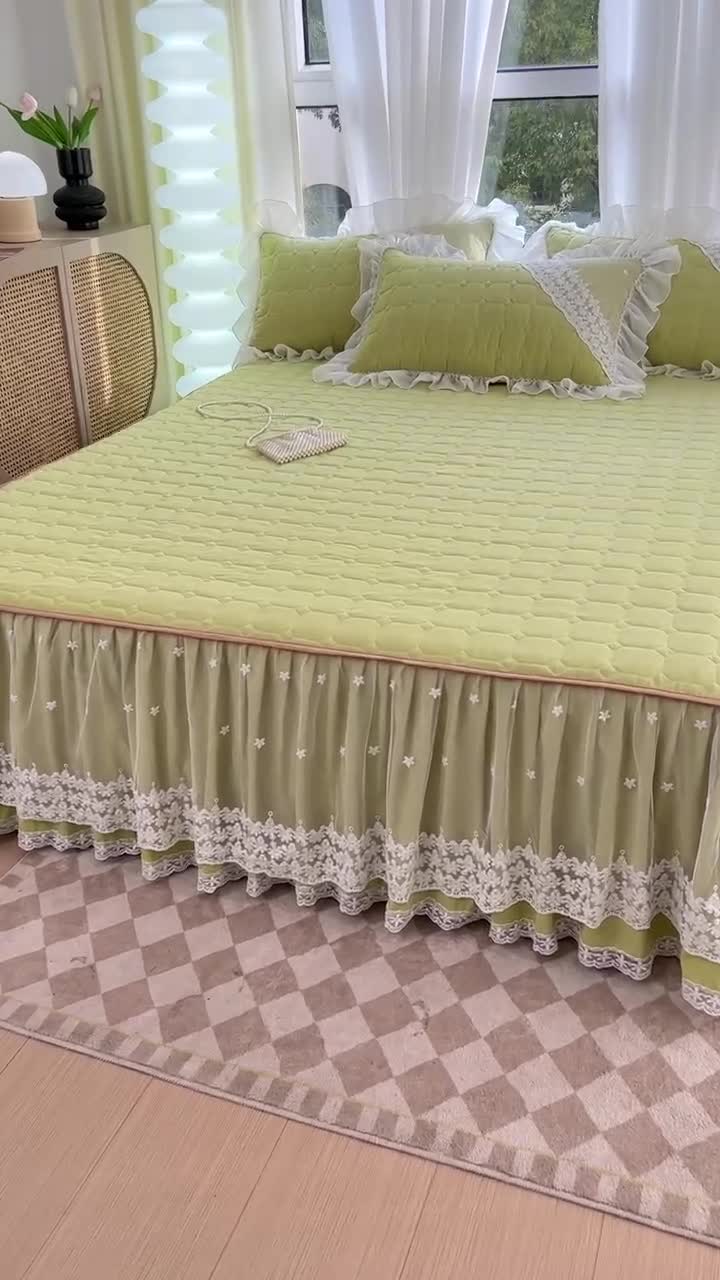 91家纺网 家纺一手货源 找家纺 罗艺轩 2024新款 泡泡纱夹棉床裙白雪公主系列 青草绿