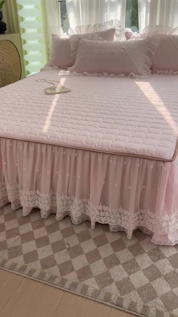 91家纺网 家纺一手货源 找家纺 罗艺轩 2024新款 泡泡纱夹棉床裙白雪公主系列 少女粉