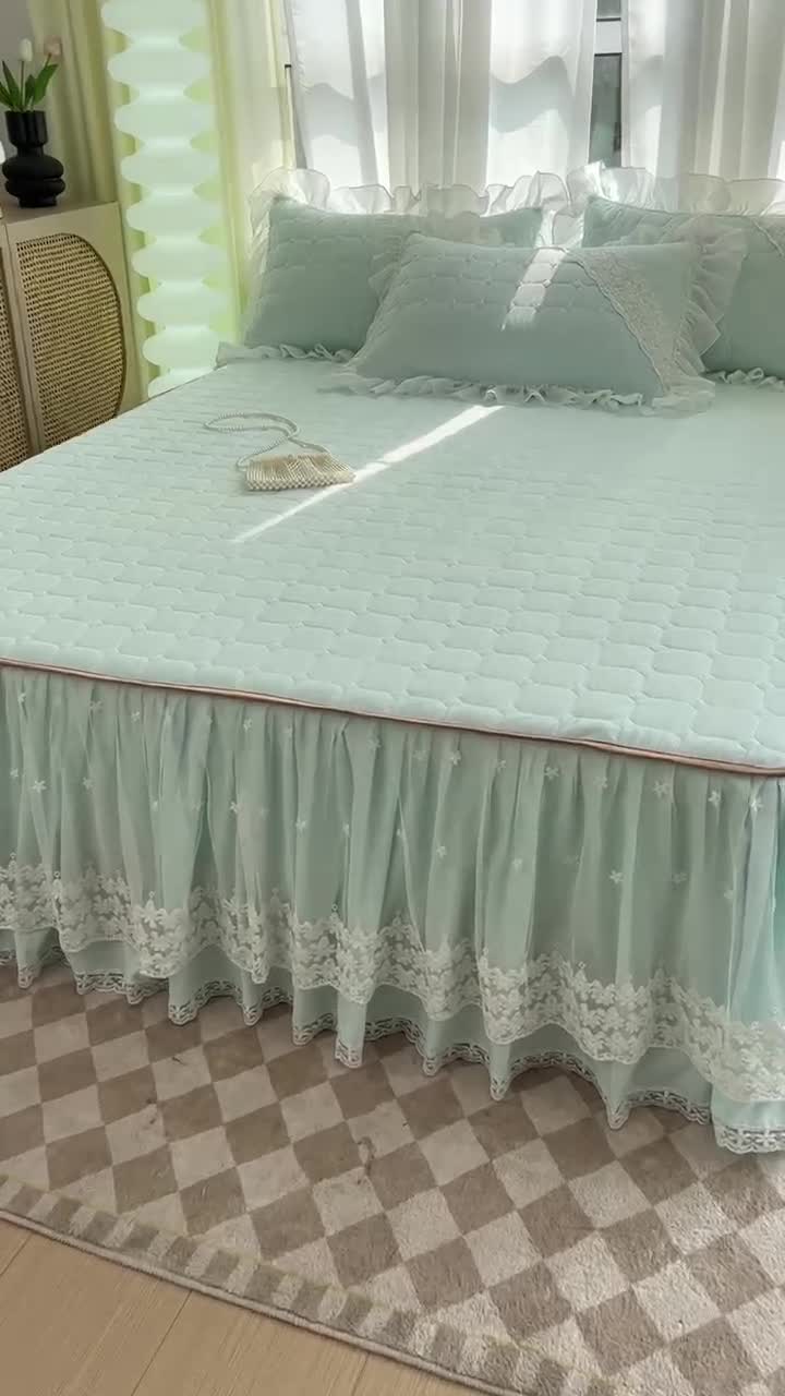 91家纺网 家纺一手货源 找家纺 罗艺轩 2024新款 泡泡纱夹棉床裙白雪公主系列 天空蓝