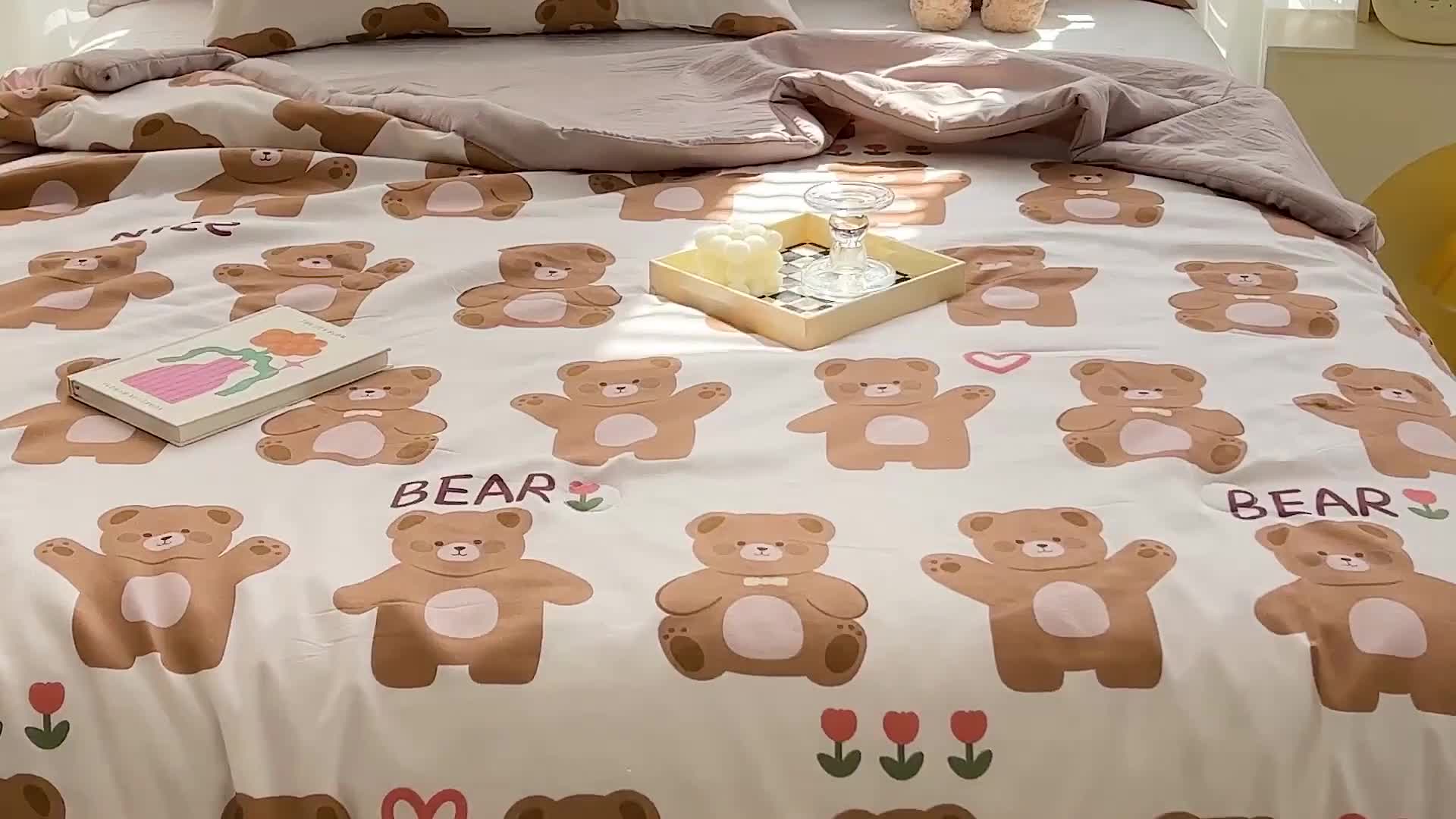 91家纺网 家纺一手货源 找家纺 星巴K 2023新款洛卡棉美棉印花夏被亲肤手包边夏被 饼干熊