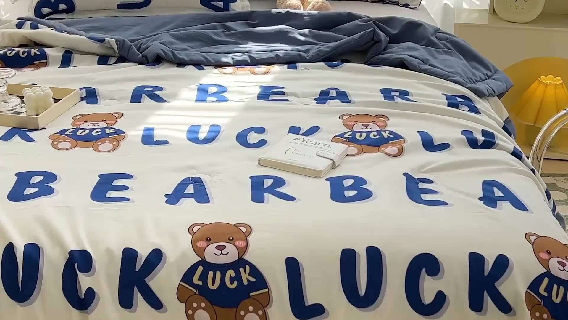 91家纺网 家纺一手货源 找家纺 星巴K 2023新款洛卡棉美棉印花夏被亲肤手包边夏被 字母熊