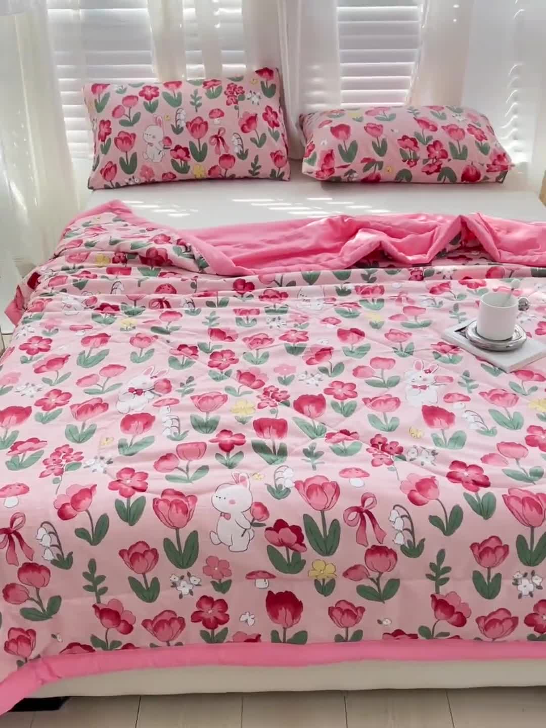 91家纺网 家纺一手货源 找家纺 星巴K 2023新款洛卡棉美棉印花夏被亲肤手包边夏被 花园兔