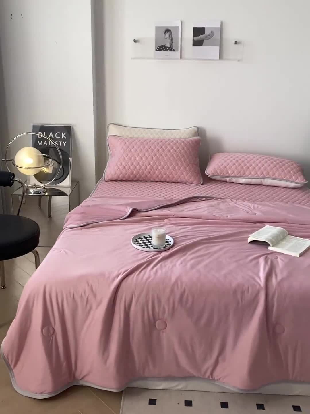 91家纺网 家纺一手货源 找家纺 欧邦 新款轻奢风纯色凉感丝乳胶凉席夏被四件套 樱花粉