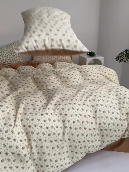 91家纺网 家纺一手货源 找家纺 时年 2023新款全棉母婴级有氧双层纱纽扣工艺款四件套-场景二 小薇