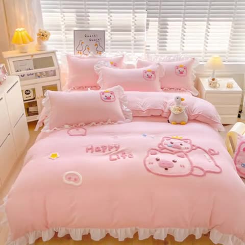 91家纺网 家纺一手货源 找家纺 泉欣2024新款水洗亲肤棉大版绣花四件套（专版花型）猪猪系列 萌小猪-粉玉