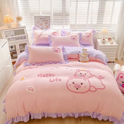 91家纺网 家纺一手货源 找家纺 泉欣2024新款水洗亲肤棉大版绣花四件套（专版花型）猪猪系列 萌小猪-粉紫
