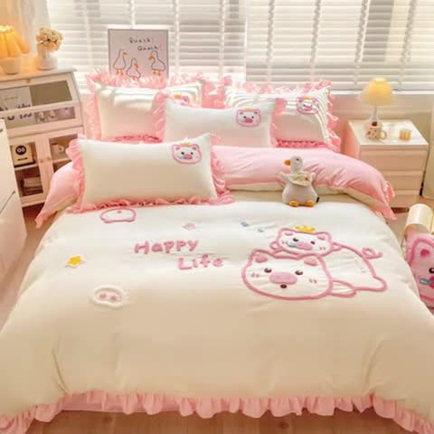 91家纺网 家纺一手货源 找家纺 泉欣2024新款水洗亲肤棉大版绣花四件套（专版花型）猪猪系列 萌小猪-奶黄粉