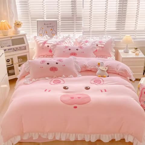 91家纺网 家纺一手货源 找家纺 泉欣2024新款水洗亲肤棉大版绣花四件套（专版花型）猪猪系列 猪宝贝-粉玉