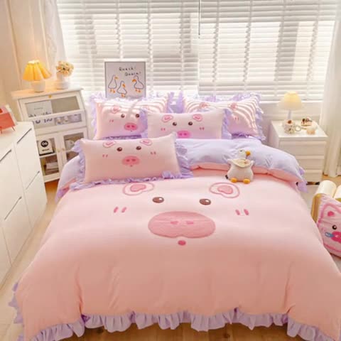 91家纺网 家纺一手货源 找家纺 泉欣2024新款水洗亲肤棉大版绣花四件套（专版花型）猪猪系列 猪宝贝-粉紫