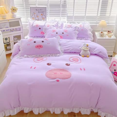 91家纺网 家纺一手货源 找家纺 泉欣2024新款水洗亲肤棉大版绣花四件套（专版花型）猪猪系列 猪宝贝-香芋紫