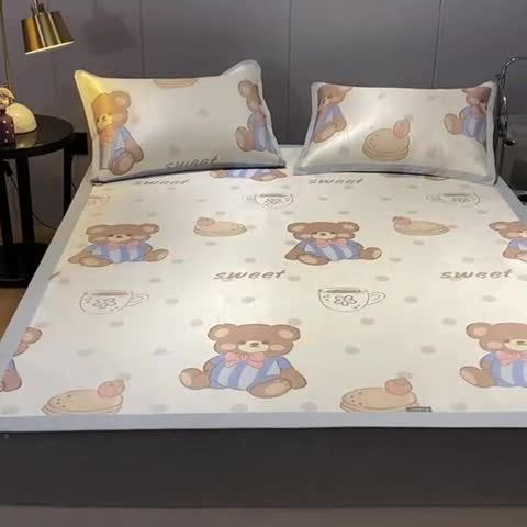 91家纺网 家纺一手货源 找家纺 安哆啦 A类数码印花冰丝藤席三件套 蛋糕小熊