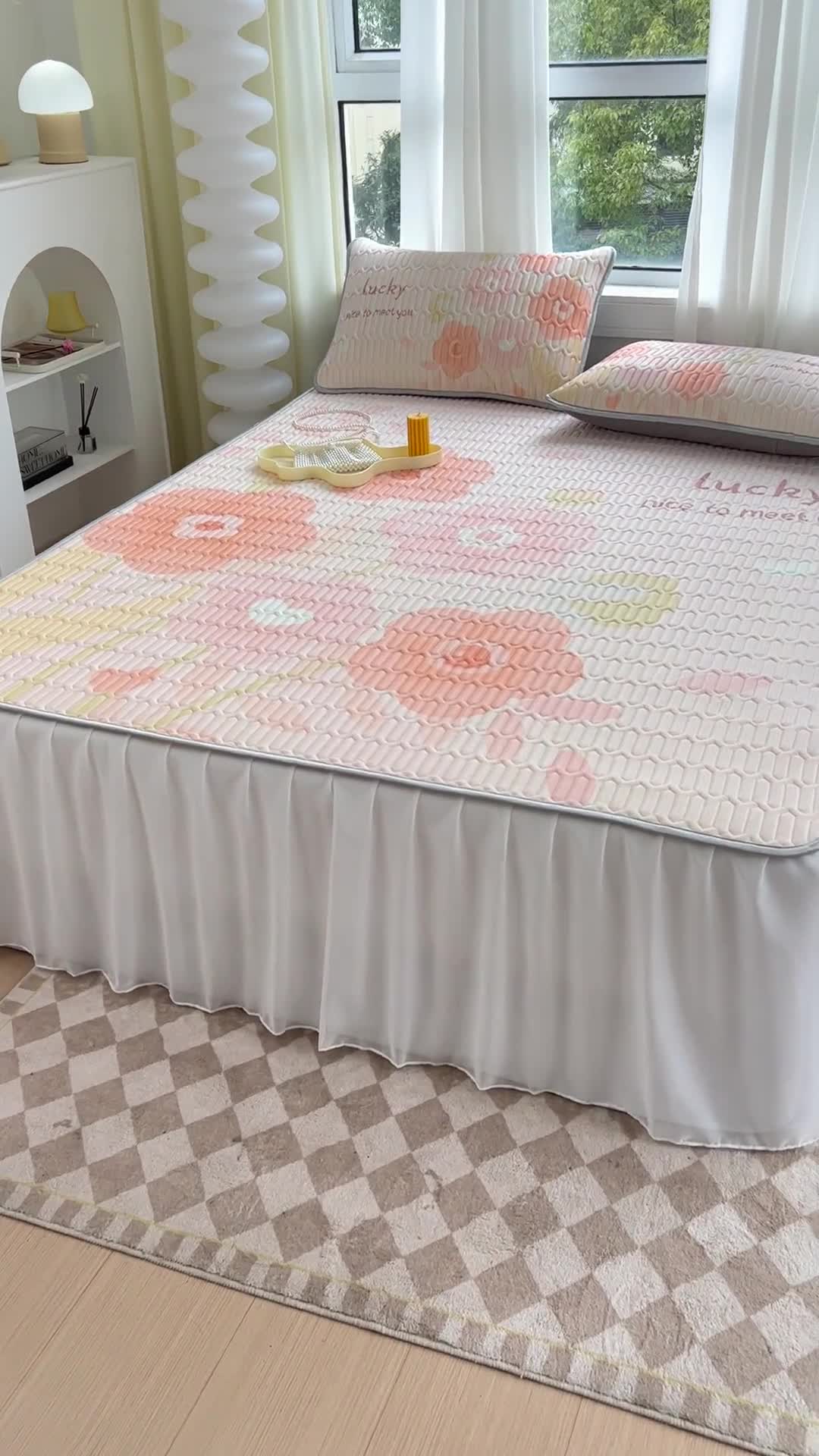 91家纺网 家纺一手货源 找家纺 慕尚 2025新款花边凉感丝乳胶凉席床席床裙款 小森物语