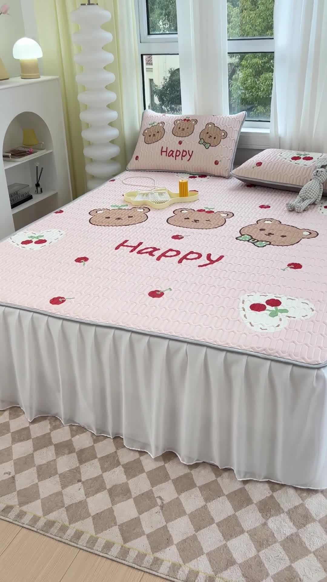 91家纺网 家纺一手货源 找家纺 慕尚 2025新款花边凉感丝乳胶凉席床席床裙款 维尼小熊