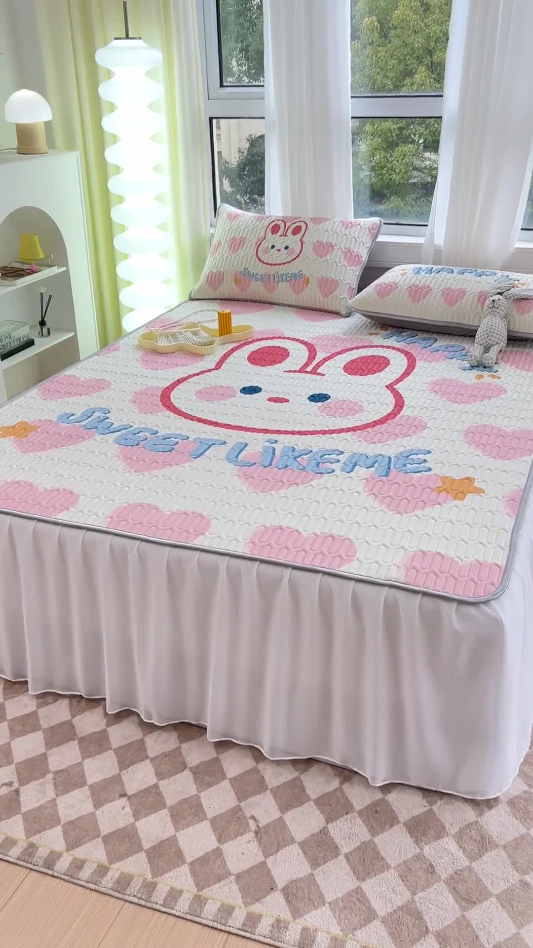 91家纺网 家纺一手货源 找家纺 慕尚 2025新款花边凉感丝乳胶凉席床席床裙款 甜美兔兔