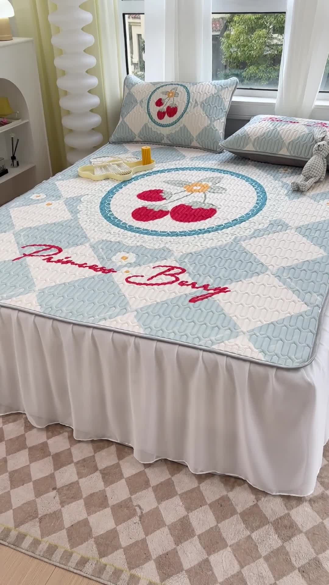 91家纺网 家纺一手货源 找家纺 慕尚 2025新款花边凉感丝乳胶凉席床席床裙款 轻奢草莓