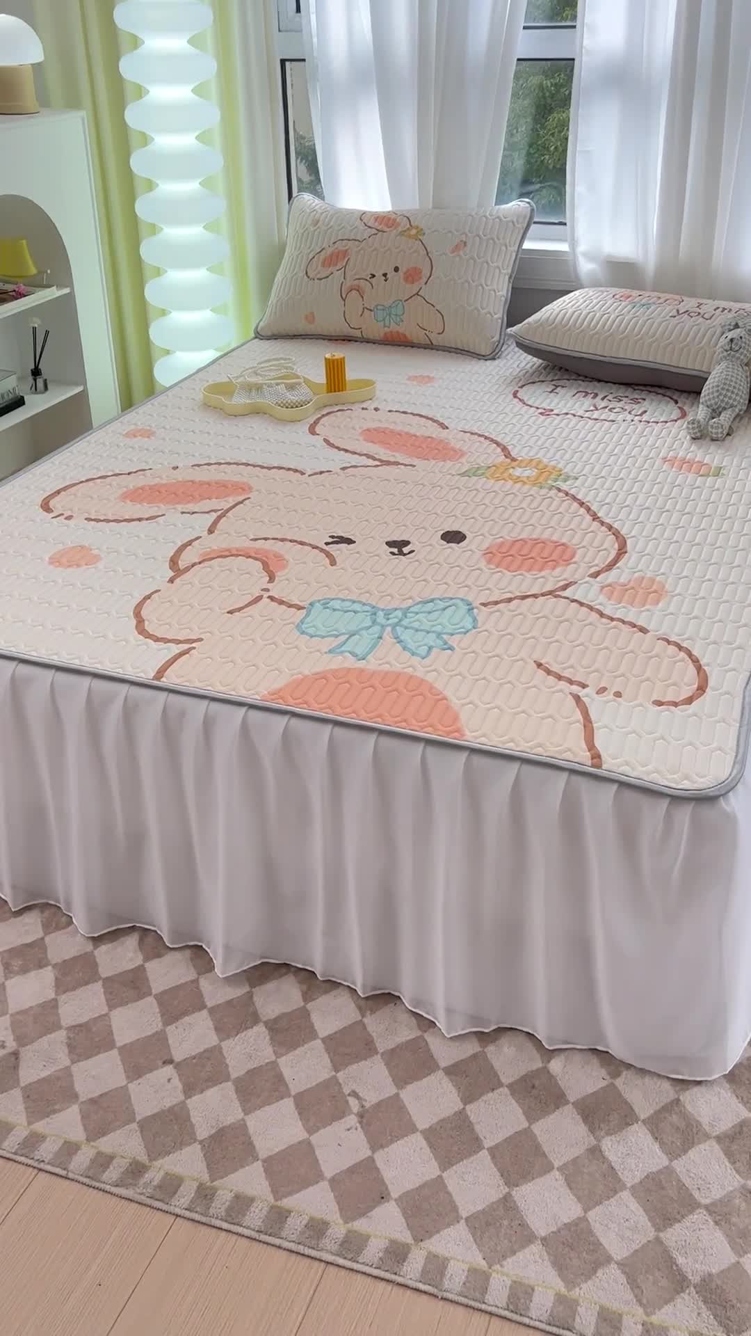 91家纺网 家纺一手货源 找家纺 慕尚 2025新款花边凉感丝乳胶凉席床席床裙款 萌兔