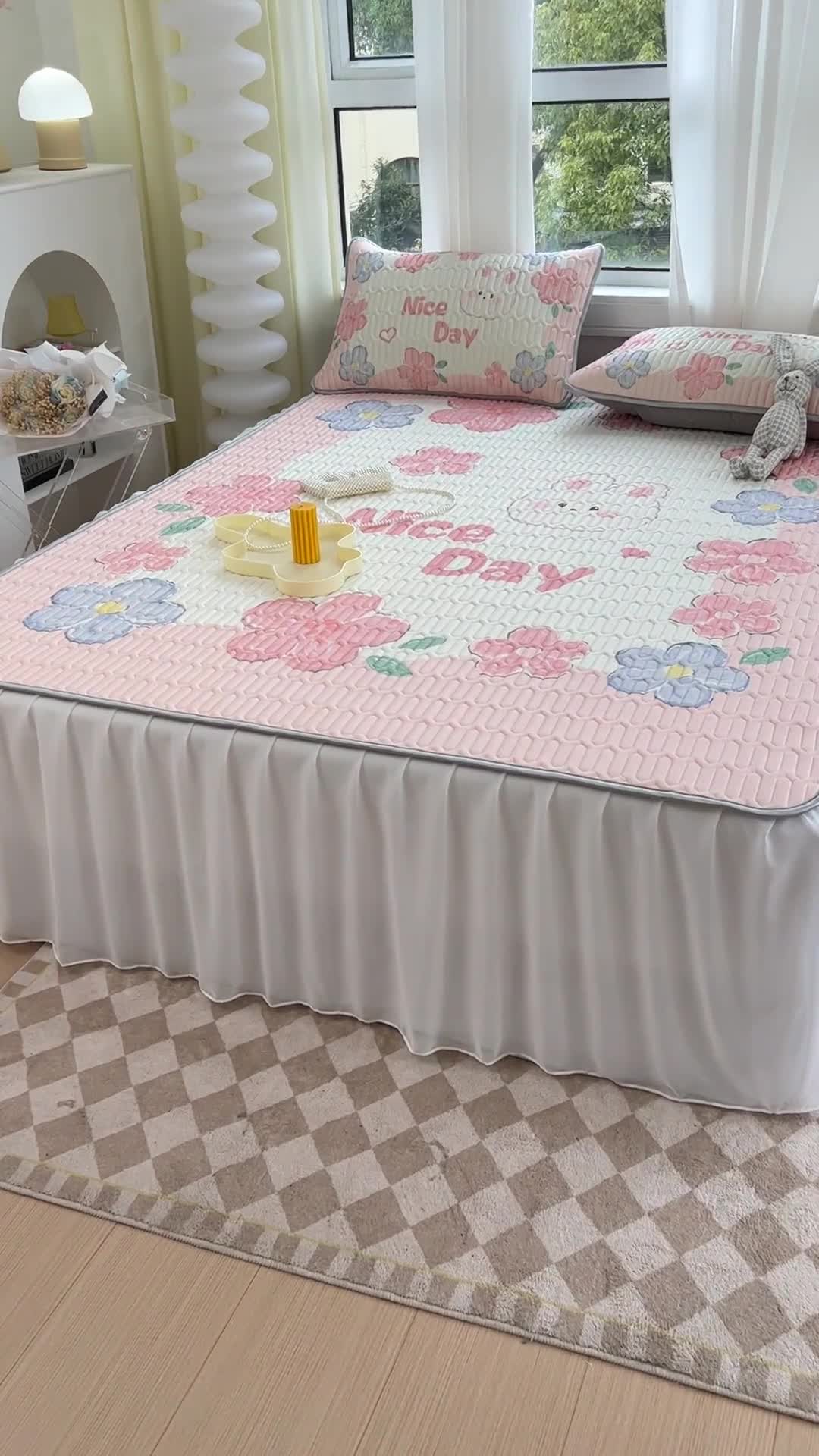 91家纺网 家纺一手货源 找家纺 慕尚 2025新款花边凉感丝乳胶凉席床席床裙款 花田小兔