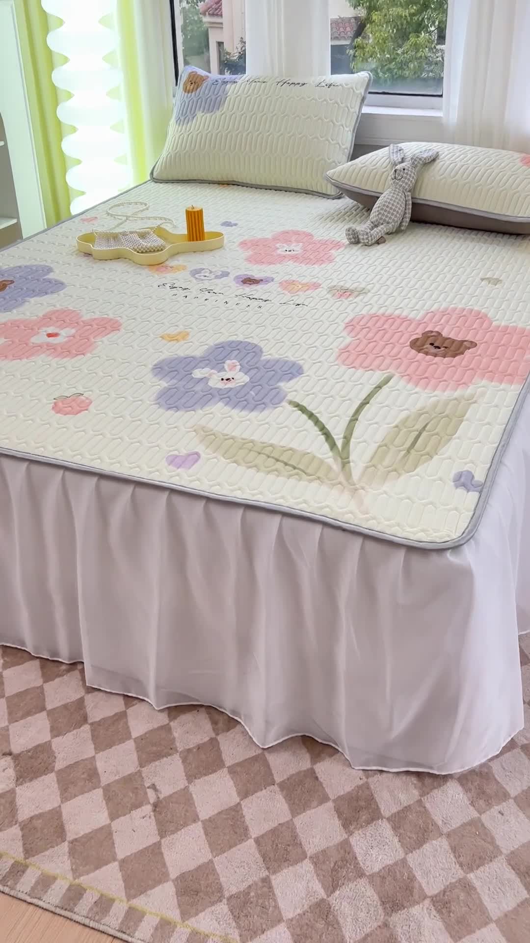 91家纺网 家纺一手货源 找家纺 慕尚 2025新款花边凉感丝乳胶凉席床席床裙款 笨笨熊