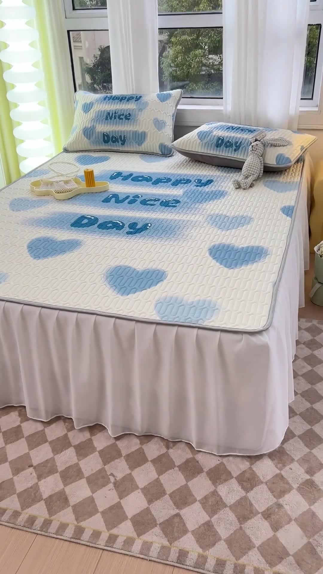 91家纺网 家纺一手货源 找家纺 慕尚 2025新款花边凉感丝乳胶凉席床席床裙款 ins爱心-场景二