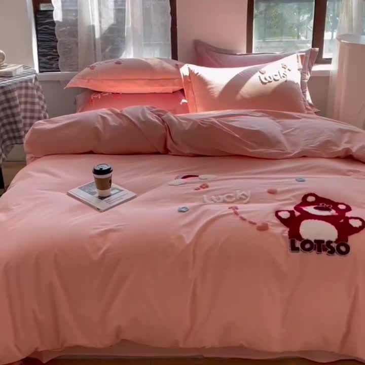 91家纺网 家纺一手货源 找家纺 慕尚 2025新款全棉水洗棉毛巾绣四件套 草莓熊-粉玉