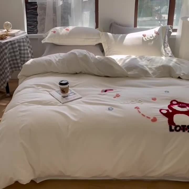 91家纺网 家纺一手货源 找家纺 慕尚 2025新款全棉水洗棉毛巾绣四件套 草莓熊-米白