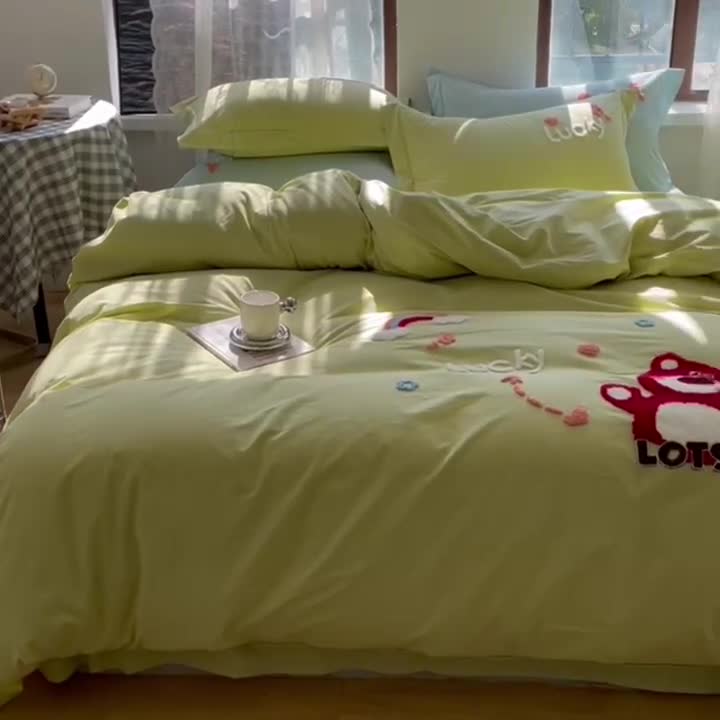 91家纺网 家纺一手货源 找家纺 慕尚 2025新款全棉水洗棉毛巾绣四件套 草莓熊-嫩绿