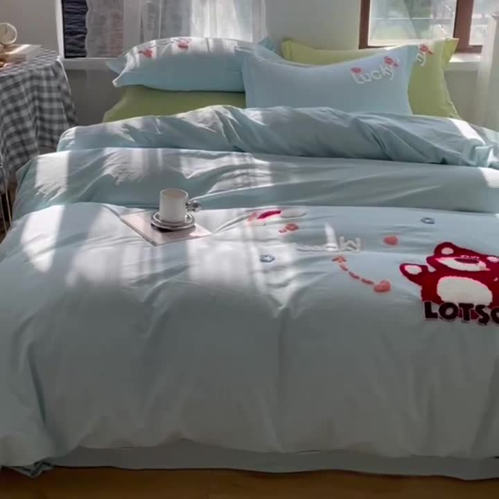 91家纺网 家纺一手货源 找家纺 慕尚 2025新款全棉水洗棉毛巾绣四件套 草莓熊-浅兰