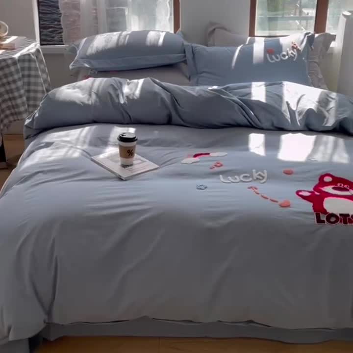 91家纺网 家纺一手货源 找家纺 慕尚 2025新款全棉水洗棉毛巾绣四件套 草莓熊-天蓝