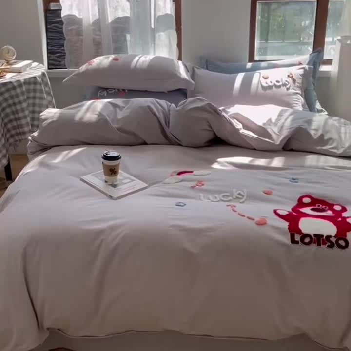 91家纺网 家纺一手货源 找家纺 慕尚 2025新款全棉水洗棉毛巾绣四件套 草莓熊-灰色