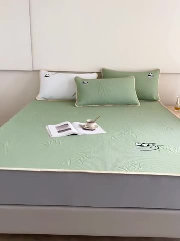 91家纺网 家纺一手货源 找家纺 千朵森 2024新款熊猫绣花款冰感丝凉席三件套 绿野仙踪-竹叶青