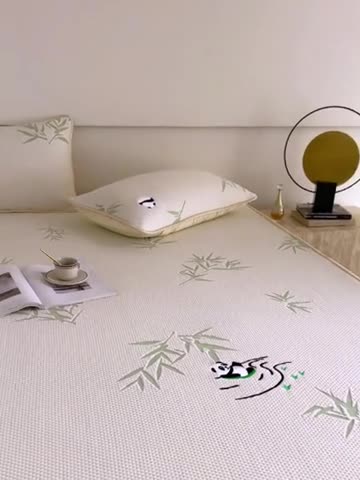 91家纺网 家纺一手货源 找家纺 千朵森 2024新款熊猫绣花款冰感丝凉席三件套 绿野仙踪-浅米黄