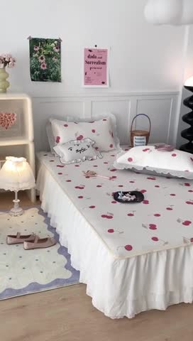 91家纺网 家纺一手货源 找家纺 昔可家纺 2023新款双层雪纺纱花边床裙款凉感软席 微醺小樱桃