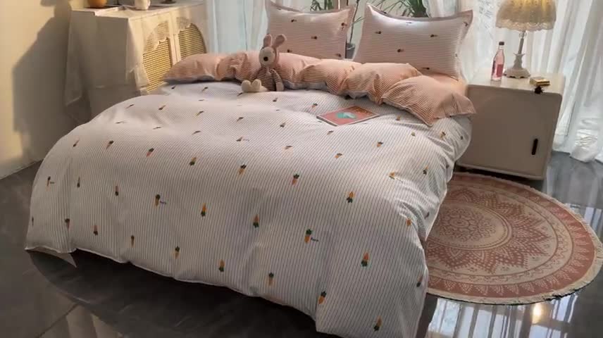 91家纺网 家纺一手货源 找家纺 宏源家纺 2023新款芦荟棉亲肤四件套 条纹小萝卜