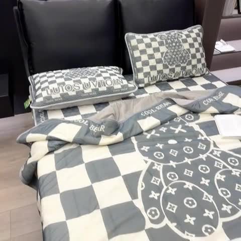 91家纺网 家纺一手货源 找家纺 摩卡 2024新品凉感丝床笠乳胶凉席三件套 棋盘格公仔