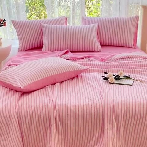 91家纺网 家纺一手货源 找家纺 千朵 2023新款新款全棉色织提花水洗手工包边大豆棉夏被四件套 锦瑟-玫红