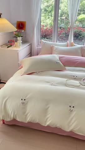 91家纺网 家纺一手货源 找家纺 金丝鸟 2023新款水洗真丝贴布绣花四件套 萌兔-白+粉