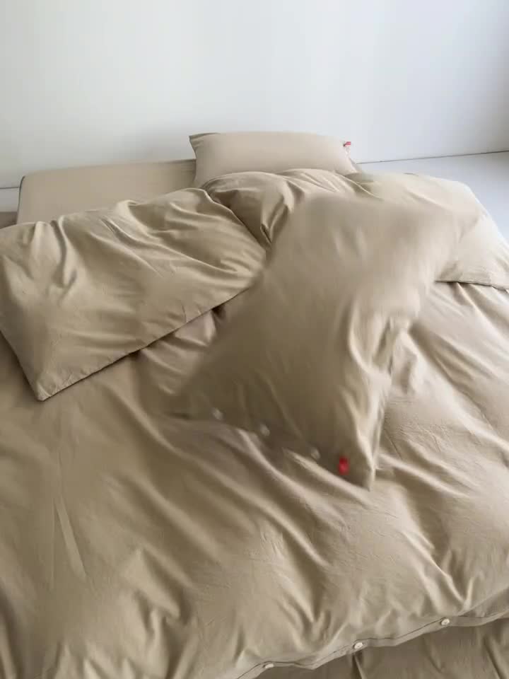91家纺网 家纺一手货源 找家纺 安莱生活 2023年水洗棉全棉色经色纬高支高密纽扣款工艺四件套 卡其